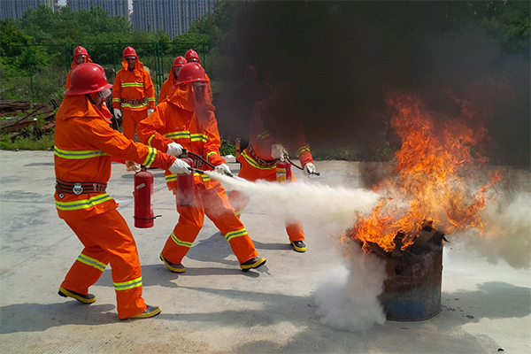 恒久集团组织员式进行消防演练。