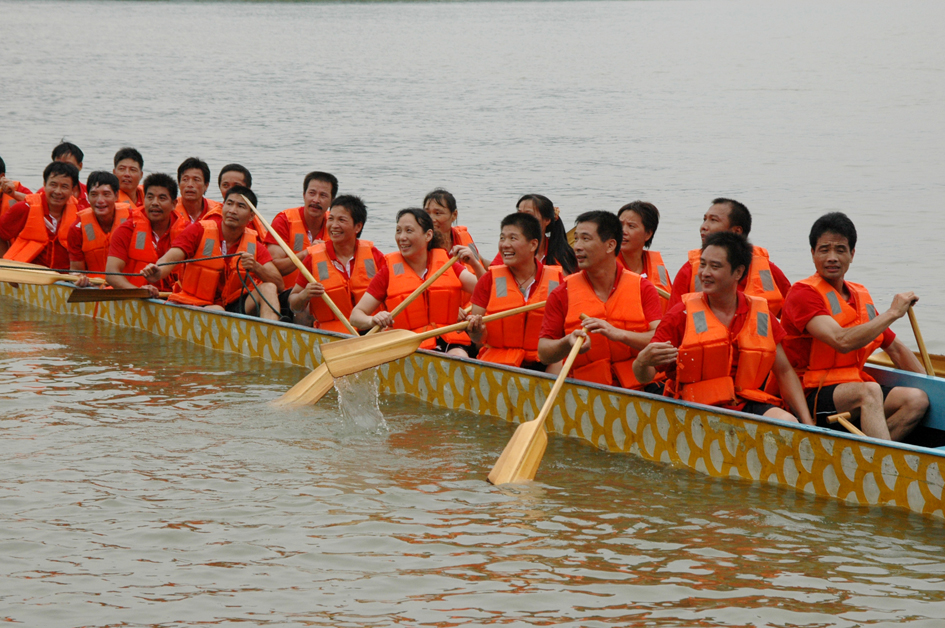 恒久集团龙舟队参加端午节龙舟赛。